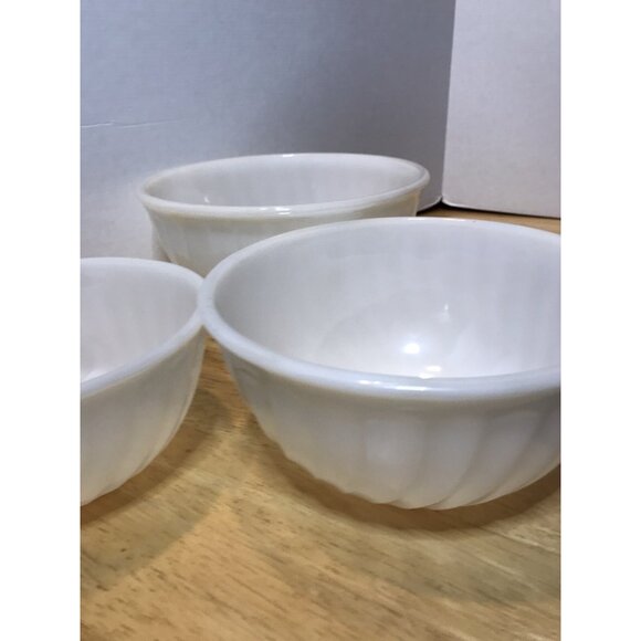 SET OF 3 Anchor Hocking FIRE KING White Milk Glass SWIRL NESTING MIXING BOWLS - Picture 3 of 5